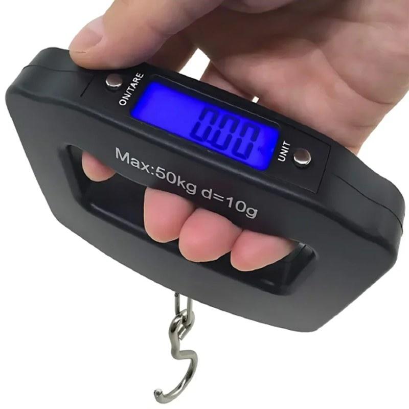 Schwarze Kofferwaage mit blau beleuchtetem Display und Edelstahlhaken
